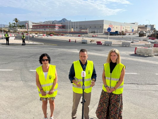 El polígono industrial de Abanilla ya aprovecha la nueva rotonda pese a que continúan las obras