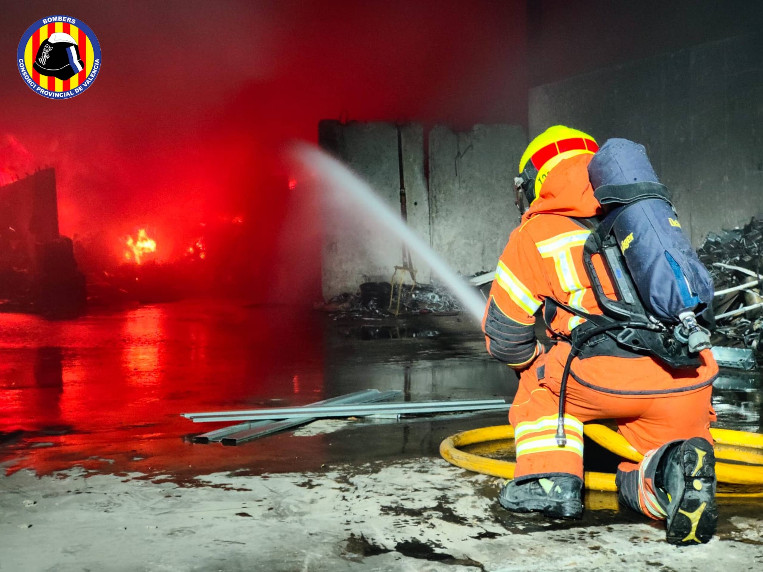 Extinguido el incendio industrial en una nave de reciclaje de Quart de Poblet
