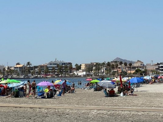 La 'mala prensa' del Mar Menor no asusta a los veraneantes: sube la ocupación en los hoteles de San Pedro