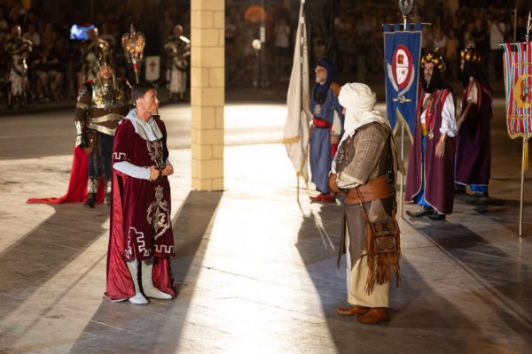 Traspalacio acoge la emblemática embajada de
Moros y Cristianos de Elche