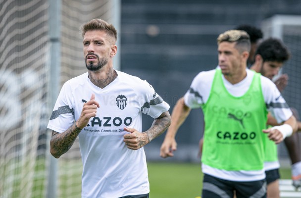 El Valencia entrena con las bajas de Paulista y Maxi, y ya sin Guedes ni Cillessen 