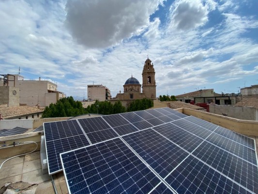 Aspe sigue instalando placas solares en edificios municipales; permitirá un ahorro de más del 40 %