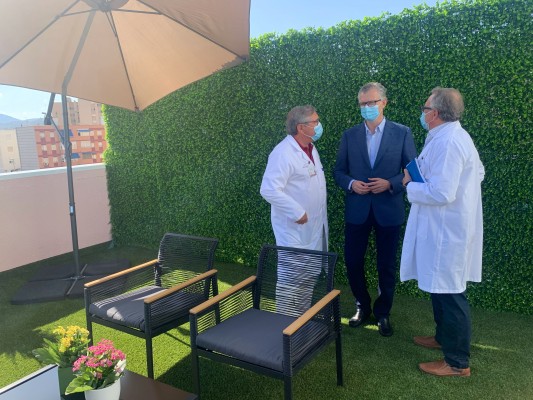 Pacientes de paliativos del hospital del Rosell de Cartagena estrenan una terraza con vistas a la ciudad
