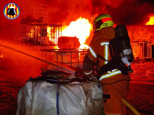 Sofocan un incendio industrial junto a una fábrica de plásticos en Torrent
