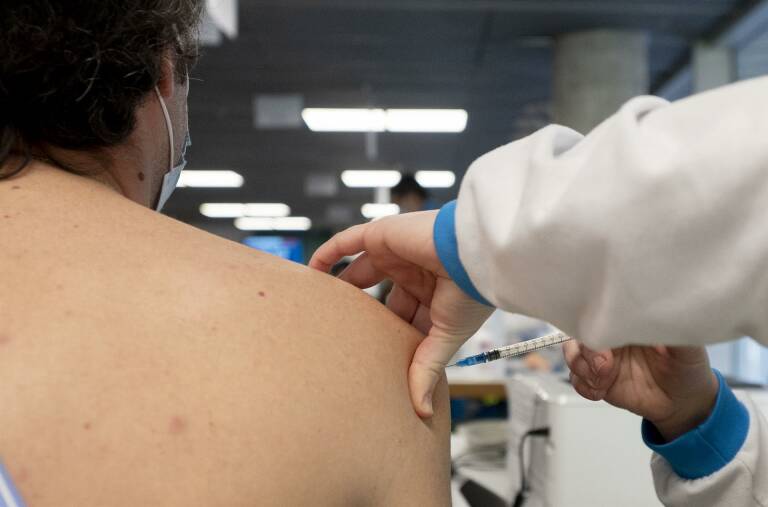 Sanidad mantiene abiertos 10 puntos sin cita para la vacuna contra el coronavirus en agosto