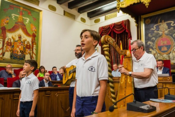 Las voces de los escolanos en la ‘Prova de Veus’ anuncian las representaciones del Misteri 