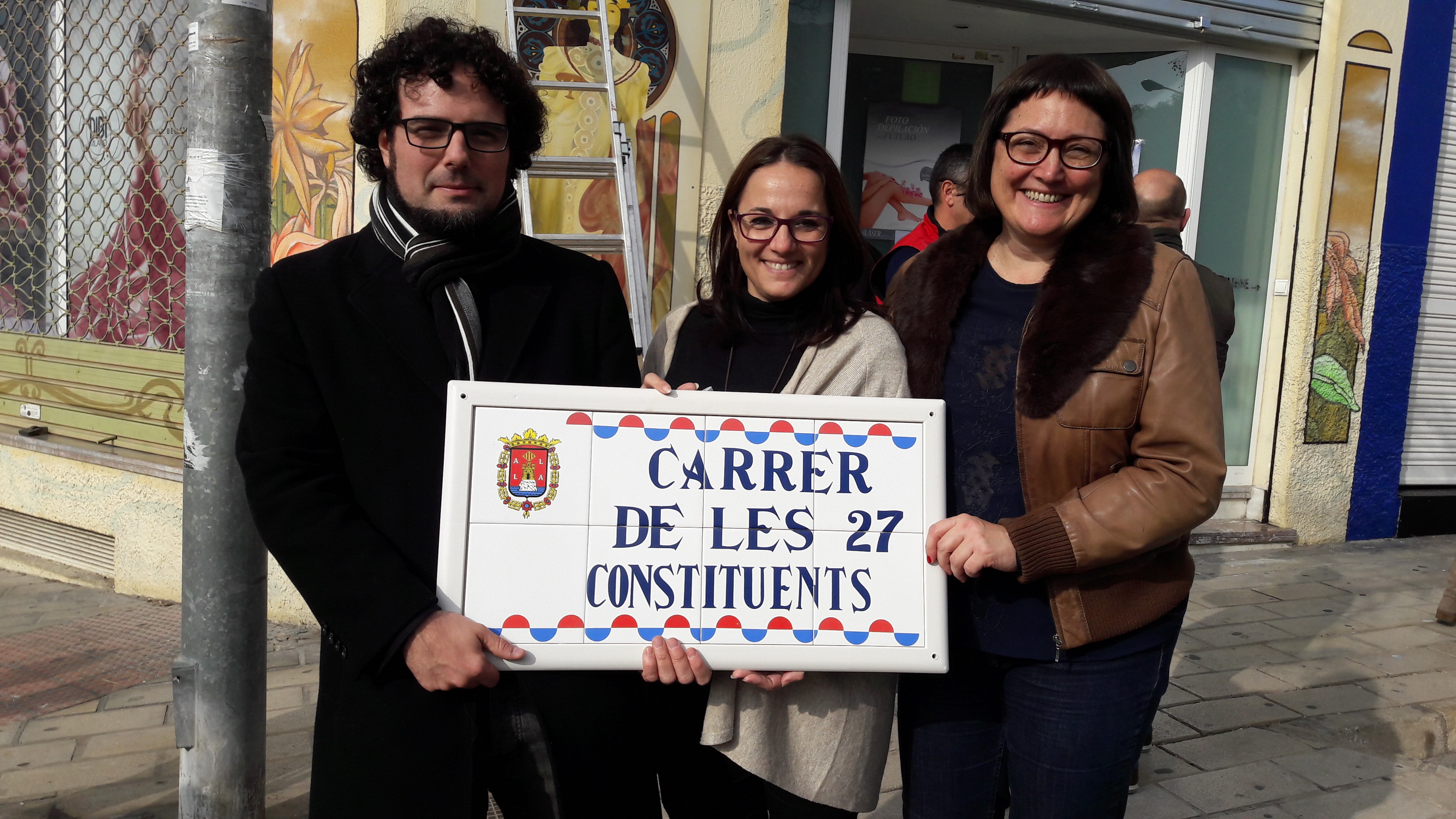 Los ediles de Estadística, Memoria Histórica y Empleo, Daniel Simón, María José Espuch y Sonia Tirado, con la placa con la que se inició el proceso de revisión del callejero. Foto: AP - 