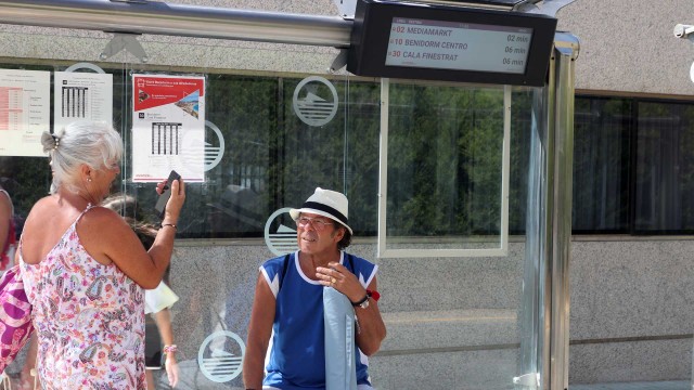 Benidorm actualiza su paradas de autobús: instala su primera pantalla con información a tiempo real