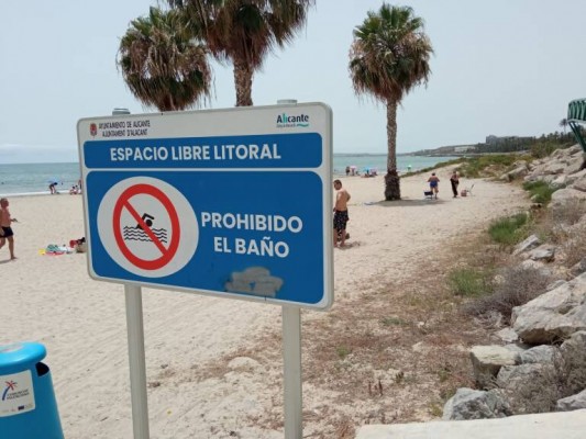 Alicante recurre el fallo que obligaba a retirar el cartel de 'Prohibido el baño' en la playa de San Gabriel 