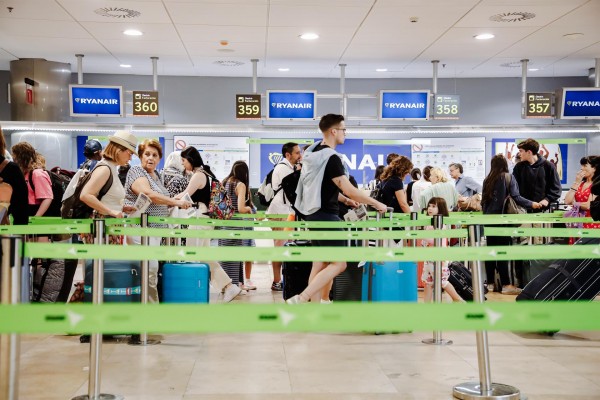 Ryanair operará servicios mínimos del 83% y 81% en los aeropuertos de Alicante y Valencia 