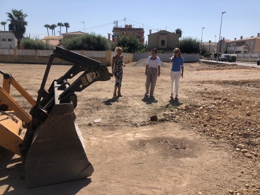 Almassora abre un parking público para 100 vehículos para facilitar el tránsito en la playa