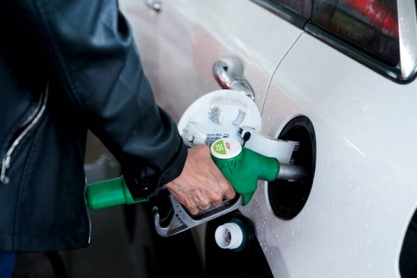 Llenar el depósito cuesta hasta 23 euros más en un agosto de récord histórico
