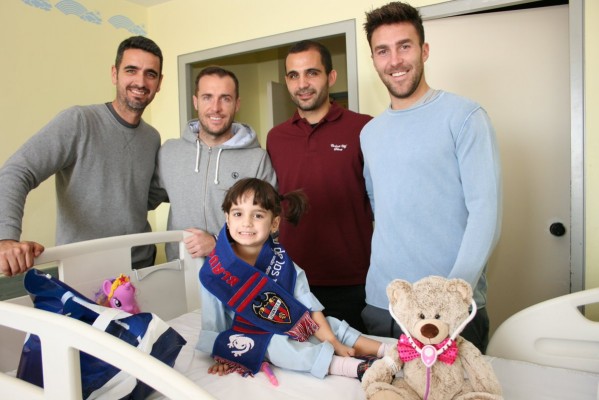 Futbolistas del Levante visitan Pediatría de los hospitales valencianos