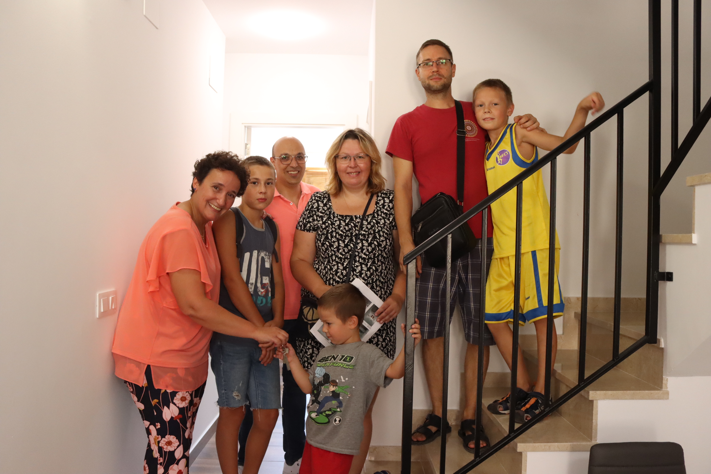 Dos familias sin recursos de Onda estrenan el parque de viviendas sociales 