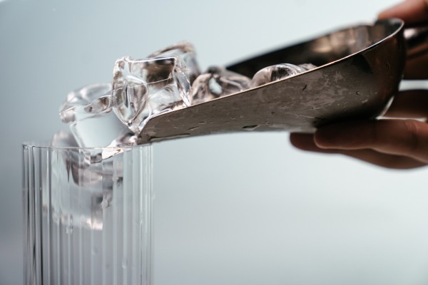 Los supermercados de la Comunitat descartan problemas para abastecer de hielo a los hogares
