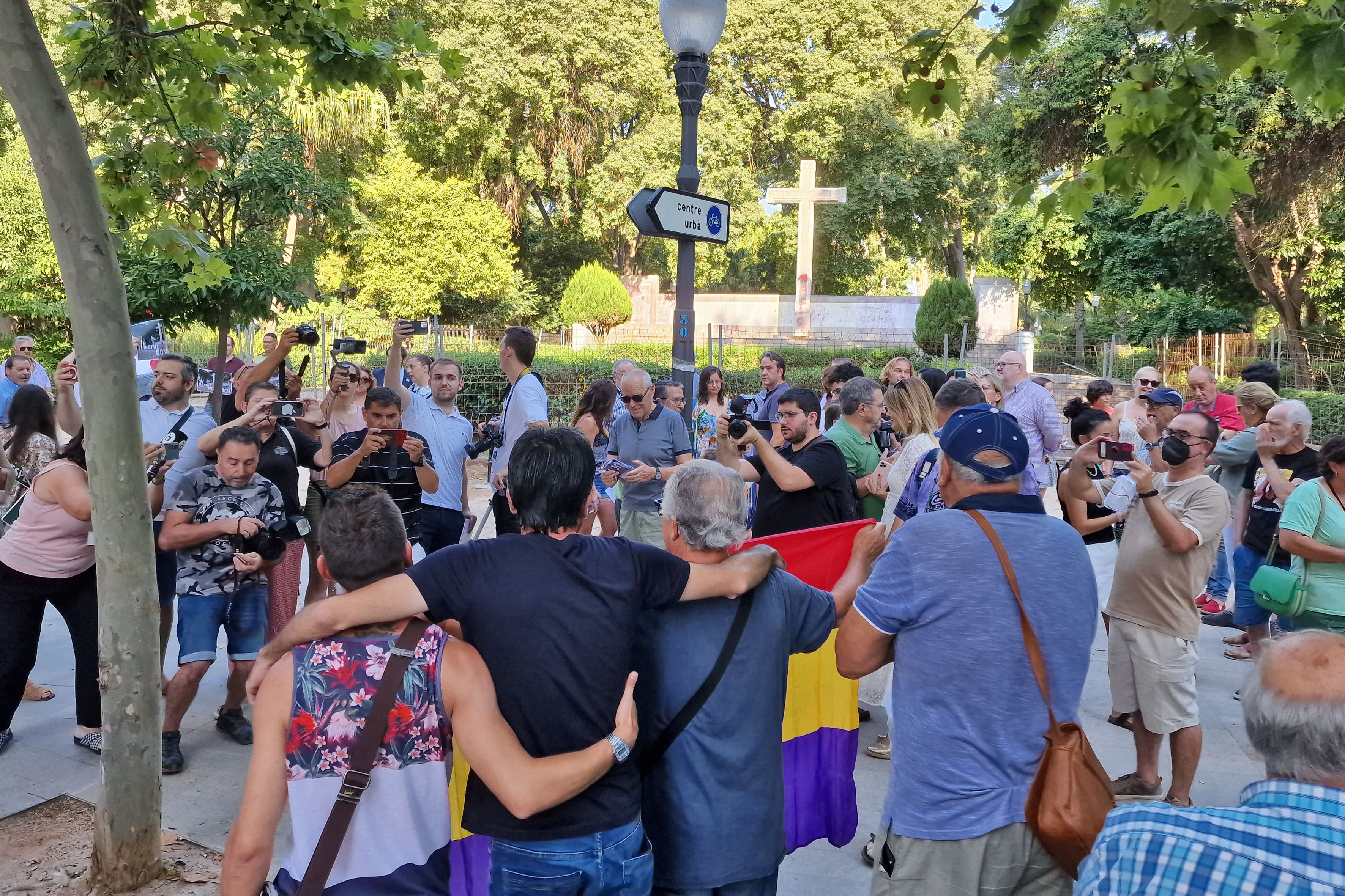 La retirada de la cruz de Ribalta escenifica el choque ideológico entre la izquierda y derecha en Castelló