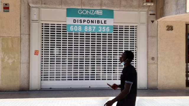 Otro comercio cierra, una mujer llora