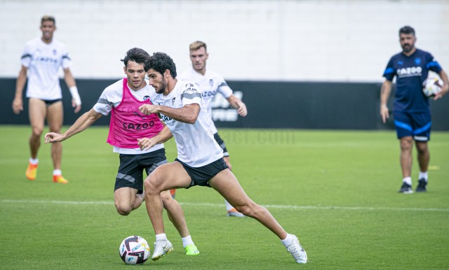 El Valencia prepara duelo ante el Castellón con la única ausencia de Maxi
