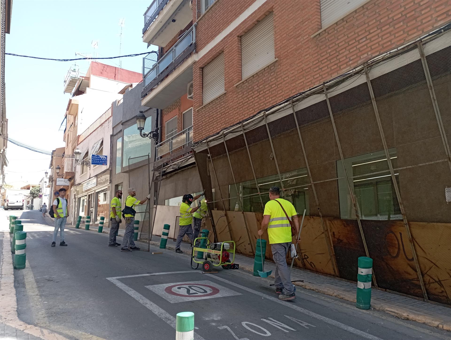 Trabajos de protección de las fachadas en Paterna. Foto: Ajuntament de Paterna  - 
