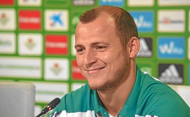 Zozulya, que saldrá en enero, se ausenta del entrenamiento del Betis