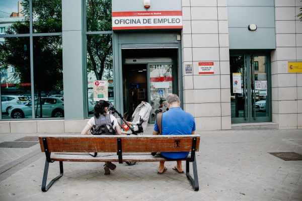 Calviño achaca la subida del paro a la reforma laboral y los sindicatos piden subir los salarios