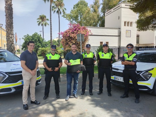 
La Autoridad Portuaria de Castellón dota a la plantilla de policía  de chalecos de protección