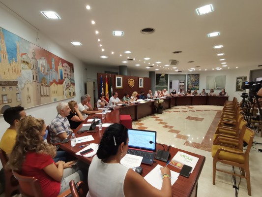 Novelda aprueba la propuesta de ADIF para suprimir los pasos a nivel de la estación