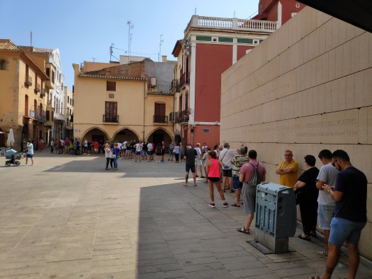 Largas colas para los abonados del Villarreal por la reubicación de localidades en el estadio