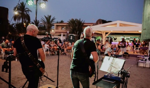 El Ayuntamiento de Cartagena da un toque para evitar sanciones y avisa a los chiringuitos de que la ley les prohíbe hacer conciertos 