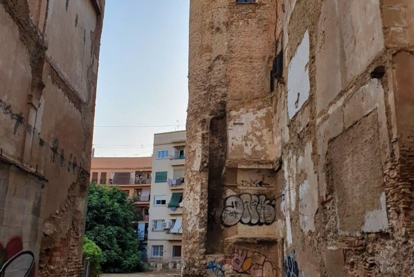 El Ayuntamiento aprueba multas por retrasos a la empresa restauradora de la muralla islámica