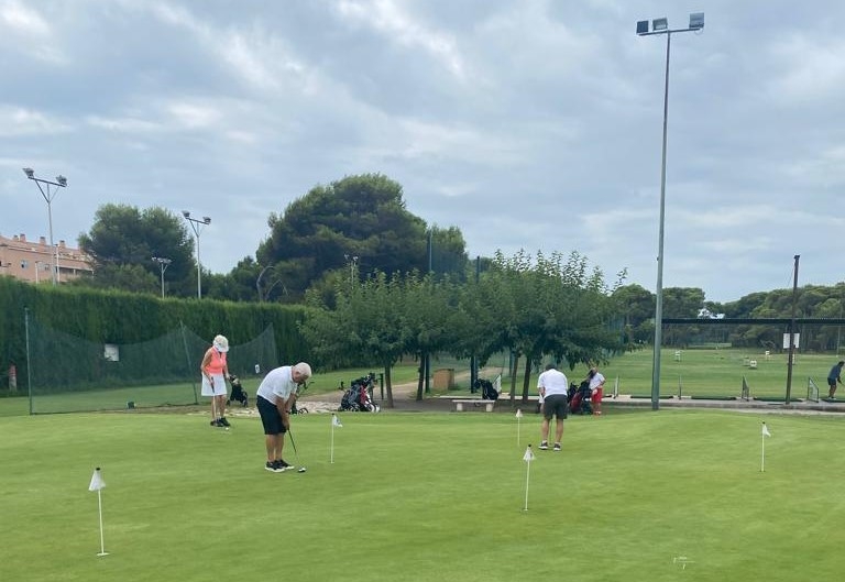 El golf reina durante todo un día en el Club Costa Azahar con el Torneo XII Horas