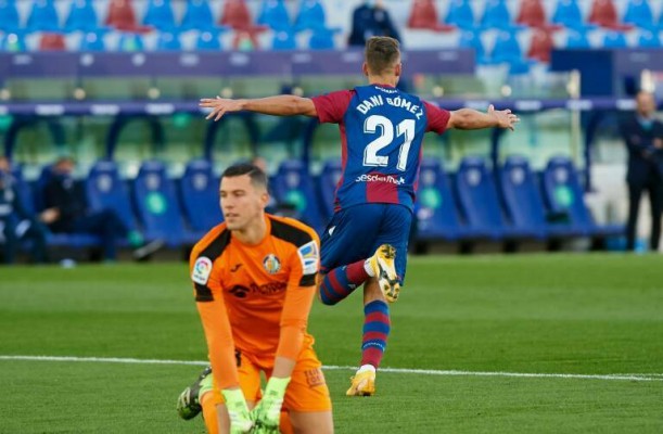 El Elche vuelve a la carga por Dani Gómez