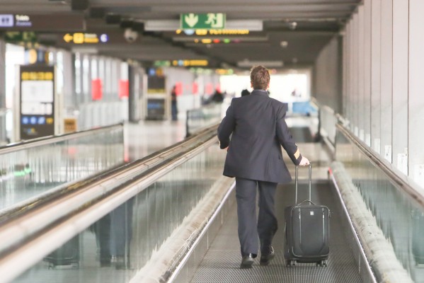 La OCU recuerda que las compañías aéreas no pueden cobrar suplementos por el equipaje de mano
