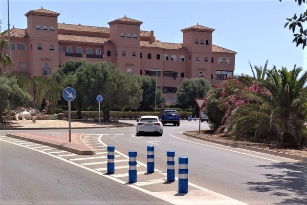 Cerca de 90 pivotes reforzarán la seguridad vial en La Manga y Cabo de Palos