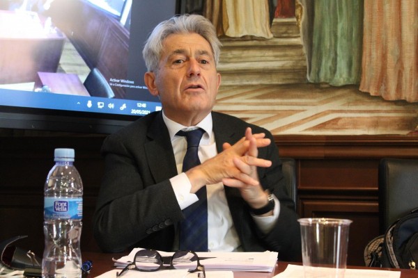 Los economistas mantienen su previsión de crecimiento para 2022 en el 3,9%, pero disparan la inflación al 8,3%
