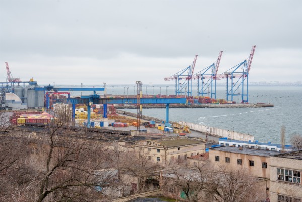 Sale del puerto ucraniano de Odesa el primer barco con grano desde el inicio de la guerra
