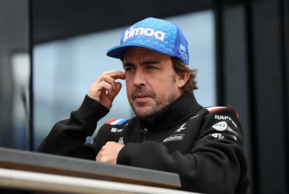 Fernando Alonso ficha por Aston Martin
