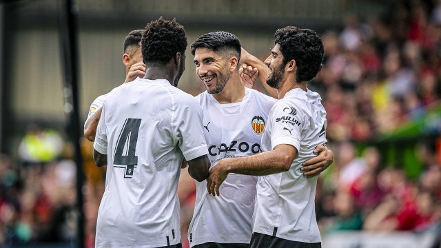 El mercado del Valencia alcanza el ecuador con casi todo por hacer