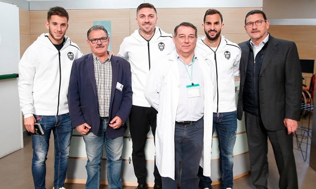 El Valencia CF reparte ilusión y regalos a los niños hospitalizados de la provincia