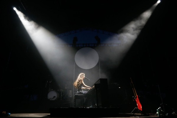 Amaia deslumbra ante los rascacielos de Benidorm y la incombustible Fangoria
