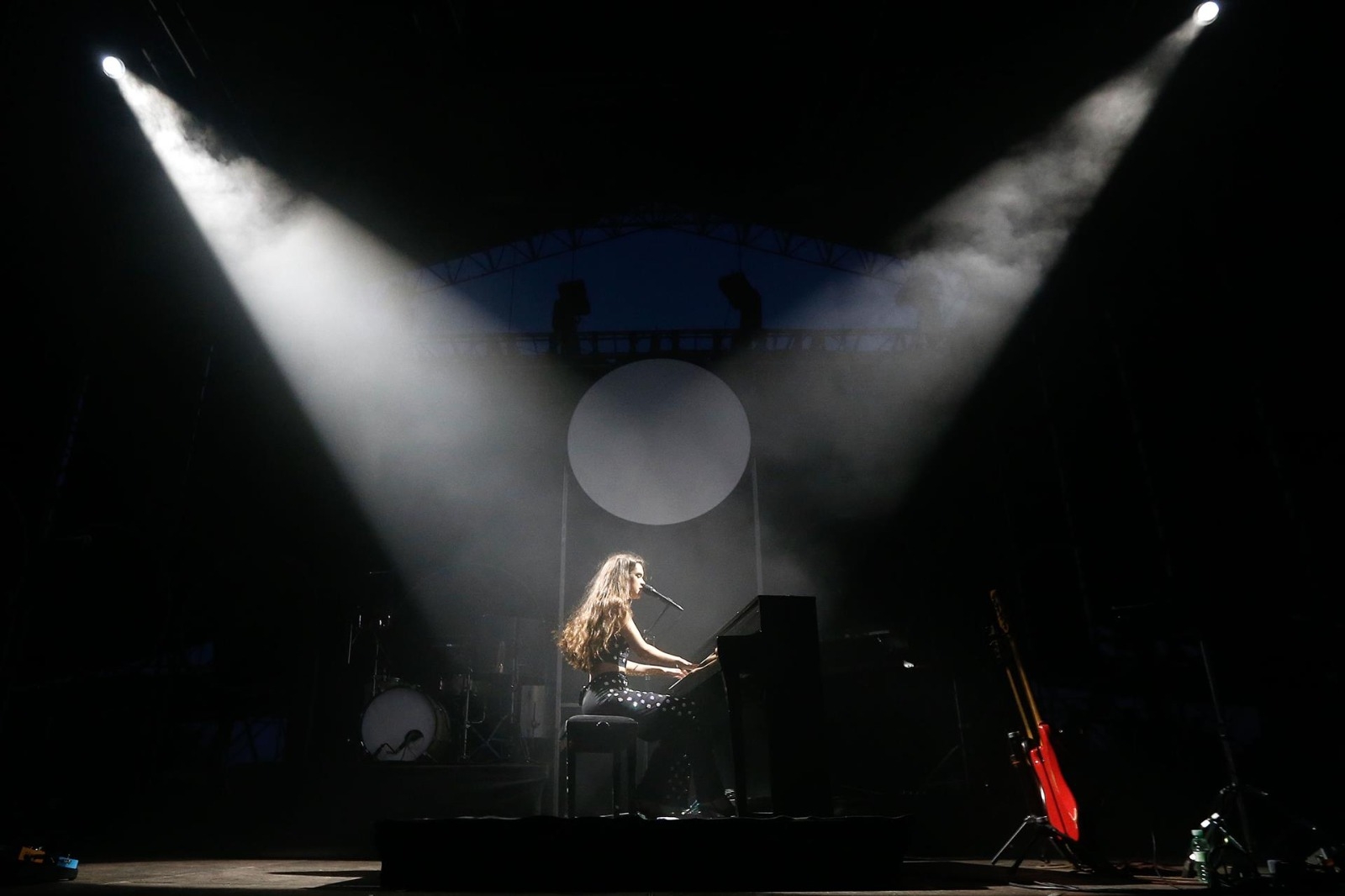 La compositora y cantante Amaya durante su actuación este sábado. EFE / Manuel Lorenzo. - 