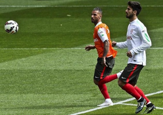 André Gomes regresa a Valencia por problemas musculares