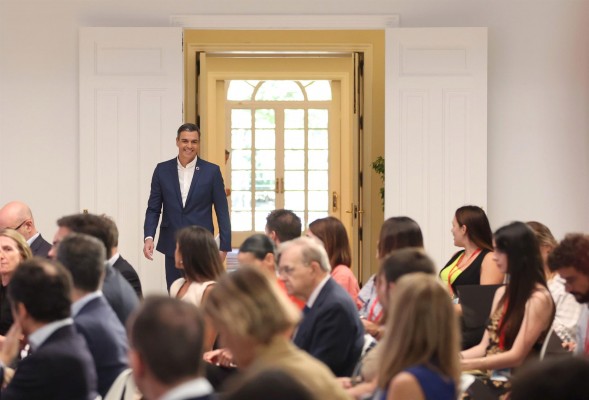 Sánchez comparece sin corbata y pide a cargos públicos no usarla como gesto de ahorro energético
