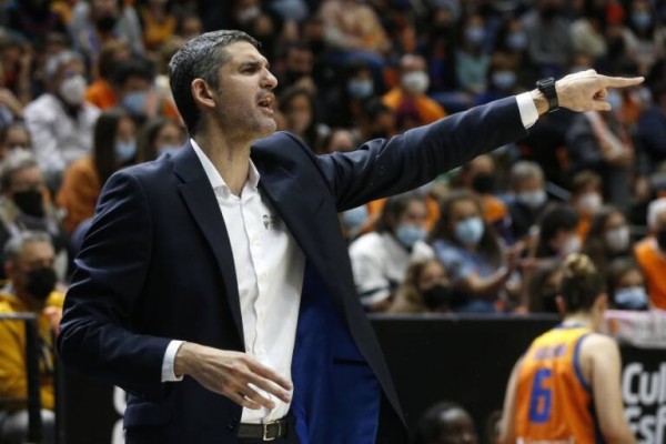 Burgos superará al legendario Vukovic como técnico con más campañas en club
