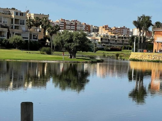 Vecinos del campo de golf de Alicante piden que se recupere el caudal de riego para evitar olores