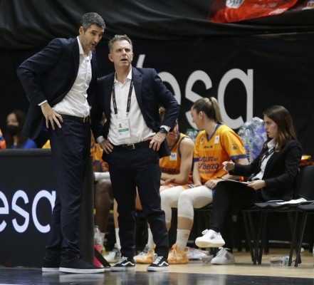 El Valencia confirma que Burgos y su cuerpo técnico seguirán en el femenino
