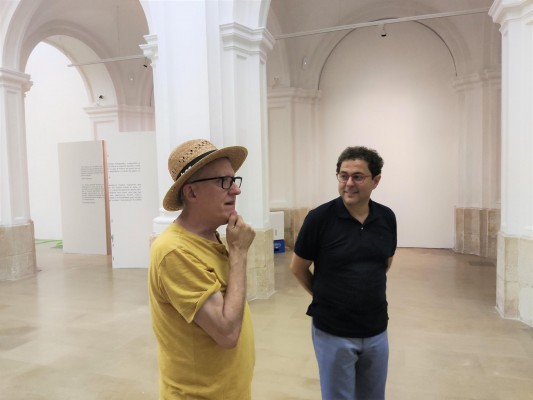 El pintor Juan Uslé estudia la Sala Verónicas para una exposición en 2023 comisariada por Peiró