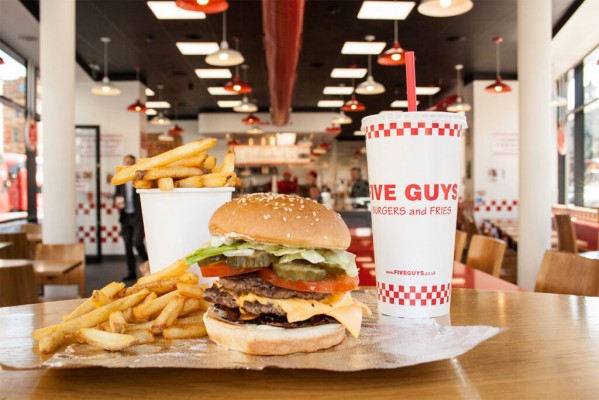Las hamburguesas Five Guys, las favoritas de Obama y Spiderman, llegan a Murcia
