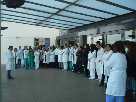 Trabajadores del Hospital de La Ribera lamentan la falta de claridad del Consell sobre su futuro laboral