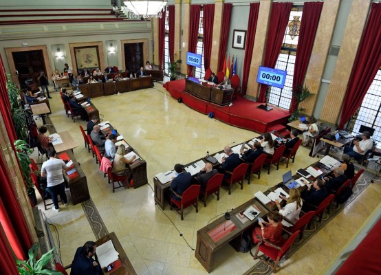 Murcia pide a Miras que complemente la ayuda de Sánchez para bajar un 60% el bono del transporte